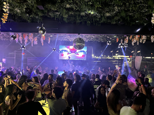 RYZE ROOFTOP LOUNGE