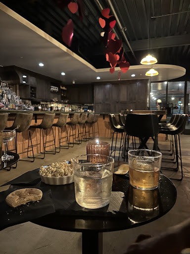 Raffael’s Silver Cloud Lounge Club