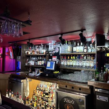 Lone Oak Lounge: Bar Exclusivo y Lounge Acogedor en Roble Solitario